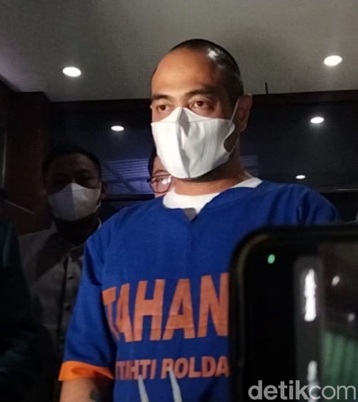 ferry irawan ditahan di mapolda jatim