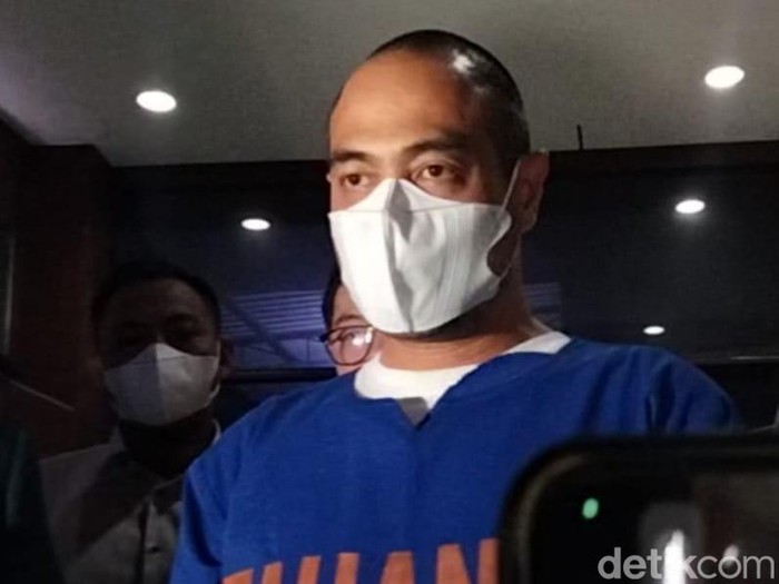 ferry irawan ditahan di mapolda jatim