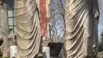 Patung Romawi dari samping malah seperti patung penis. Foto: Reddit