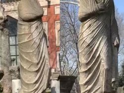 Hewan Sampai Tempat Terkenal Dipotret dari Angle Beda, Hasilnya Unik!