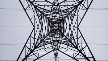 Tiang SUTET diportret dari bawah. Foto: Reddit