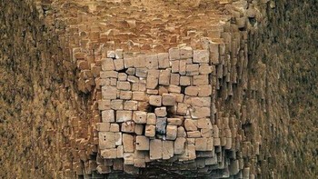 Bagian puncak Piramida Giza yang jarang dilihat orang. Foto: Reddit