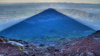 Foto bayangan Gunung Fuji, Jepang. Foto: Reddit