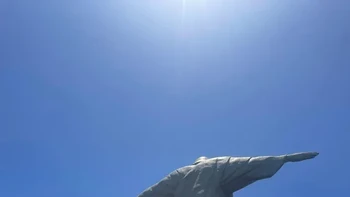 Patung Christ The Redeemer di Brasil, tapi dipotret dari belakang. Foto: Reddit