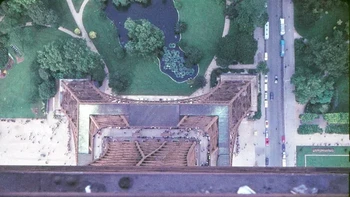 Pemandangan dari Menara Eifel. Foto: Reddit