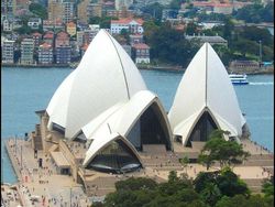 Hewan Sampai Tempat Terkenal Dipotret dari Angle Beda, Hasilnya Unik!