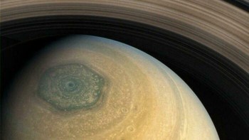 Kutub Utara Planet Saturnus yang bentuknya segi enam. Foto: Reddit