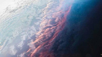 Awan merah saat matahari terbenam dipotret dari luar angkasa. Foto: Reddit