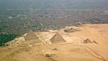 Angle foto Piramida Giza yang jarang dilihat orang. Bahwa faktanya Piramida ini sangat dekat pemukiman warga. Foto favorit adalah arah sebaliknya yang mana seolah piramida ini di tengah gurun yang sepi. Foto: Reddit