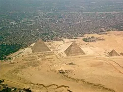 Hewan Sampai Tempat Terkenal Dipotret dari Angle Beda, Hasilnya Unik!