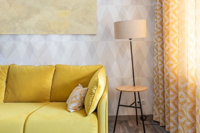 Furniture warna mustard.