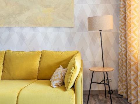 Furniture warna mustard.