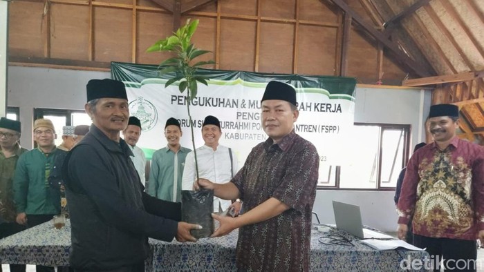 Gerakan penanaman pohon untuk pesantren di Ciamis.