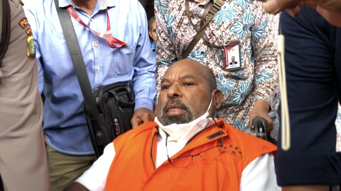 Gubernur Papua nonaktif, Lukas Enembe, dibawa dari KPK ke RSPAD Gatot Subroto, Selasa (17/1/2023).