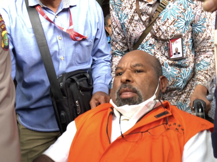 Gubernur Papua nonaktif, Lukas Enembe, dibawa dari KPK ke RSPAD Gatot Subroto, Selasa (17/1/2023).