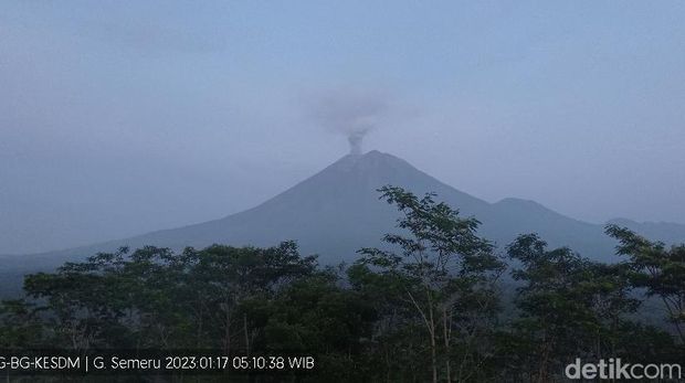 gunung semeru erupsi Selasa, 17 Januari 2023, pukul 05:09 WIB