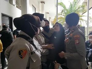 Wanita yang Bikin Heboh Terobos Sidang Kali Ini Tarik Tangan Ferdy Sambo