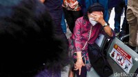 Ibu ini menolak untuk dimintai tanggapannya oleh awak media usai tuntutan. Ia sepanjang persidangan duduk di kursi barisan depan.