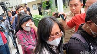 Ia berjalan cepat meninggalkan ruang sidang sambil menyeka air matanya. 