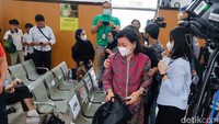 Belum diketahui apakah ibu ini memiliki relasi keluarga dengan Sambo. 