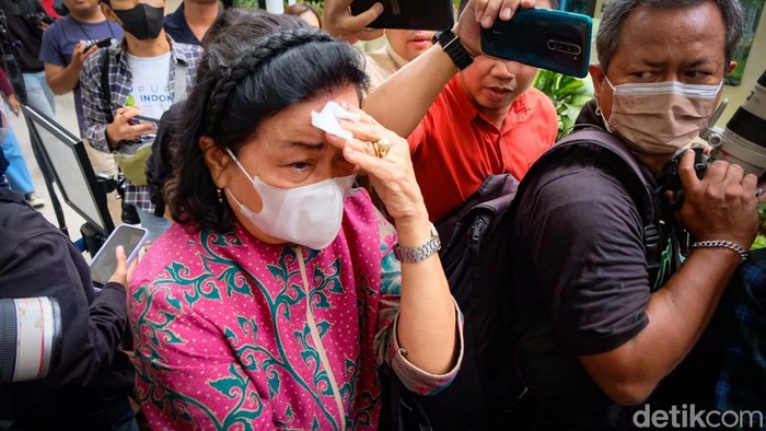 Ferdy Sambo dituntut penjara seumur hidup dalam kasus pembunuhan Brigadir Yosua Hutabarat. Usai tuntutan, tampak ada salah seorang wanita menangis.