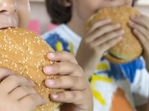 Anak Bebas Jajan Sembarangan Bikin Usus Kebal Penyakit? Begini Faktanya
