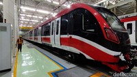 Beda dengan moda transportasi perkeretaapian biasanya, LRT Jabodebek menggunakan teknologi yang sangat canggih. LRT Jabodebek akan dioperasikan menggunakan sistem Communication-Based Train Control (CBTC) dengan Grade of Automation (GoA) level 3. Sistem CBTC adalah sistem pengoperasian kereta berbasis komunikasi, sehingga sistem dapat mengoperasikan kereta dan memproyeksikan jadwal secara otomatis dari pusat kendali operasi serta tanpa masinis.