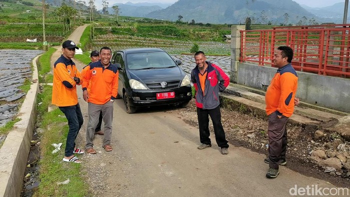 Jalan menuju Kawah Timbang di Desa Sumberejo, Kecamatan Batur, Banjarnegara, dijaga relawan. Foto diambil Selasa (17/1/2023).