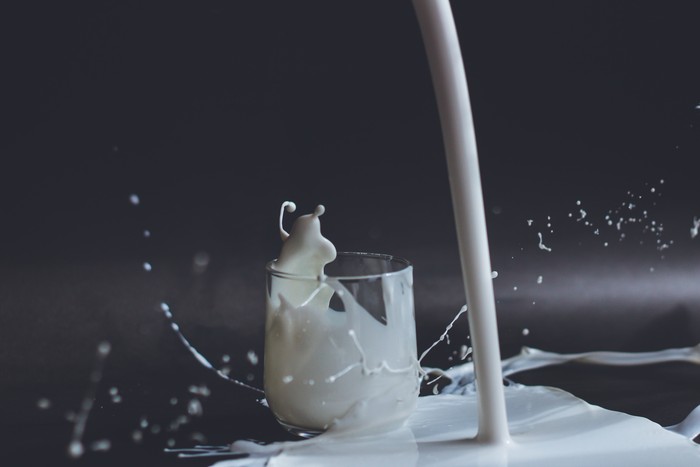 Ilustrasi jeda waktu yang aman minum obat dan susu.