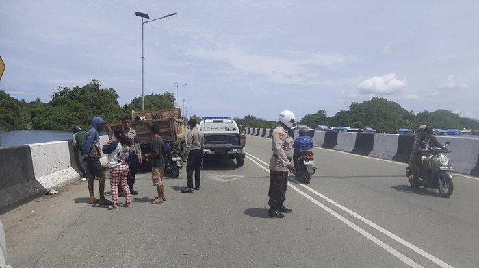 Pengendara sepeda motor Honda Beat dengan nomor polisi PA 2141 JH tewas usai menabrak truk parkir di Jalan Ring Road Kota Jayapura, Papua.