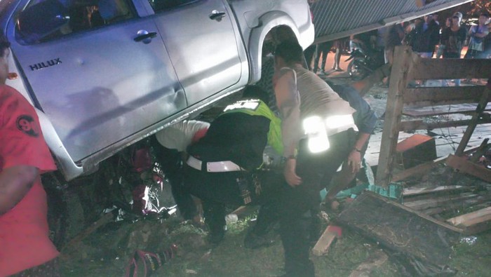 Pengendara mobil Hilux berinisial RM (25) di Kota Jayapura, Papua menabrak dua pengendara motor.