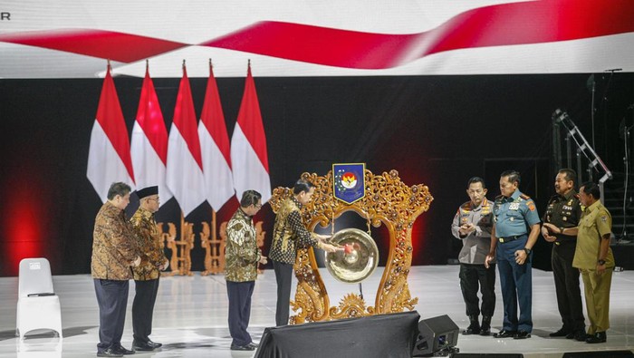 Jokowi Buka Rakornas Kepala Daerah dan Forkopda 2023 di Sentul Presiden Joko Widodo memberikan sambutan dalam pembukaan Rakornas Kepala Daerah dan Forkopimda 2023 di SICC, Sentul, Kabupaten Bogor, Jawa Barat, Selasa (17/1/2023). Dalam Rakornas Kepala Daerah dan Forkopimda 2023 yang diikuti oleh 4.545 peserta tersebut mengambil tema Penguatan Pertumbuhan Ekonomi dan Pengendalian Inflasi.