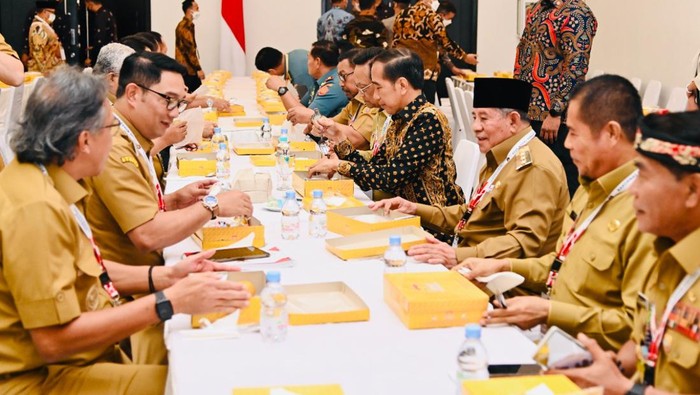 Jokowi makan siang bareng para gubernur (dok. Biro Pers Setpres)
