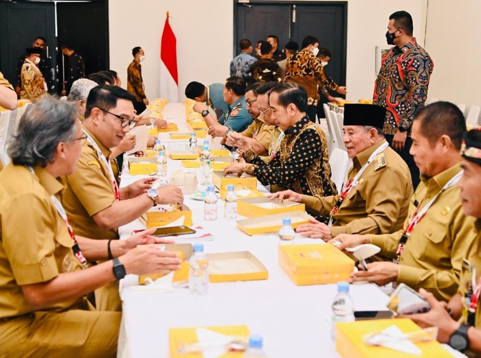 Jokowi makan siang bareng para gubernur (dok. Biro Pers Setpres)
