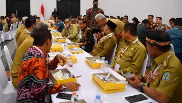 Jokowi makan siang bareng para gubernur (dok. Biro Pers Setpres)