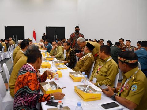 Jokowi makan siang bareng para gubernur (dok. Biro Pers Setpres)