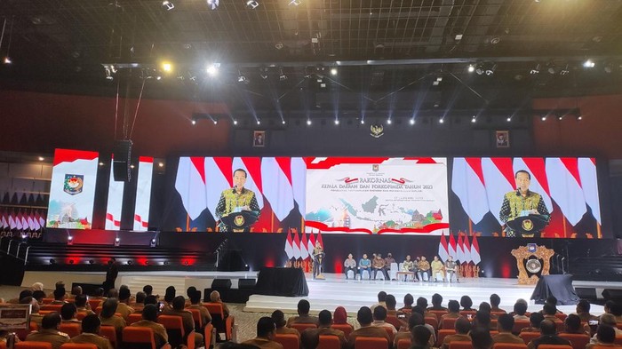 Jokowi saat memberikan arahan dalam Rapat Koordinasi Nasional (Rakornas) Kepala Daerah dan Forum Koordinasi Pimpinan Daerah (Forkopimda) di Sentul International Convention Center (SICC), Kabupaten Bogor, Selasa (17/1/2023). (Marlinda/detikcom)