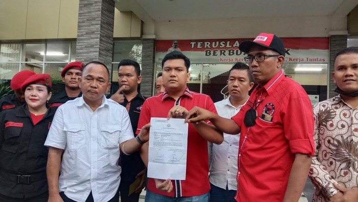 Kader DPC PDIP Medan membuat laporan di SPKT Polda Sumut, Selasa (17/1/2023). (Finta Rahyuni/detikSumut)