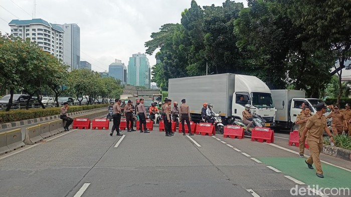 Kades Demo di Depan DPR, Lalin di Jalan Gatot Subroto Dialihkan