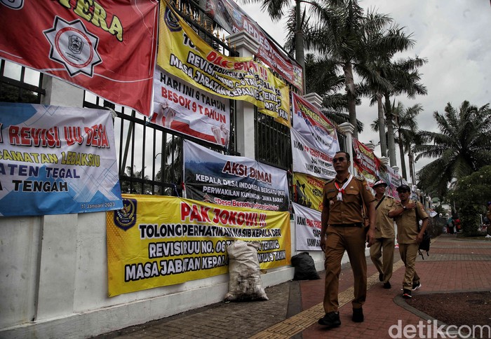 Perkumpulan Aparatur Pemerintah Desa Seluruh Indonesia gelar demo di depan Gedung DPR. Mereka meminta pemerintah revisi UU Desa dari 6 tahun menjadi 9 tahun.