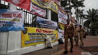 Selain itu, pilkades dengan masa jabatan 6 tahun kerap menimbulkan pembelahan sosial yang berlangsung cukup lama.