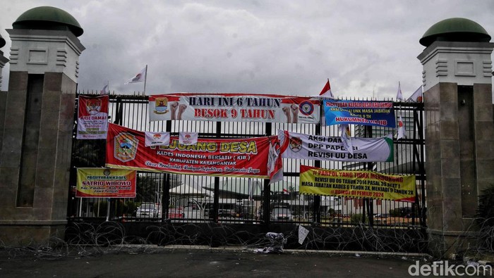 Perkumpulan Aparatur Pemerintah Desa Seluruh Indonesia gelar demo di depan Gedung DPR. Mereka meminta pemerintah revisi UU Desa dari 6 tahun menjadi 9 tahun.