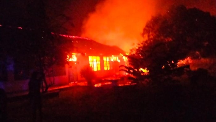 Kantor dan ruang fakultas Fisip Universitas Satya Wiyata Mandala (USWIM) ludes terbakar