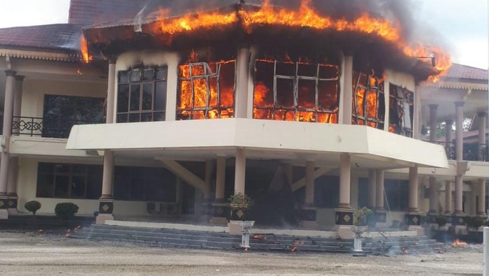 Kantor DPRD Indragiri Hulu terbakar. (Dok. Polres Indragiri Hulu)