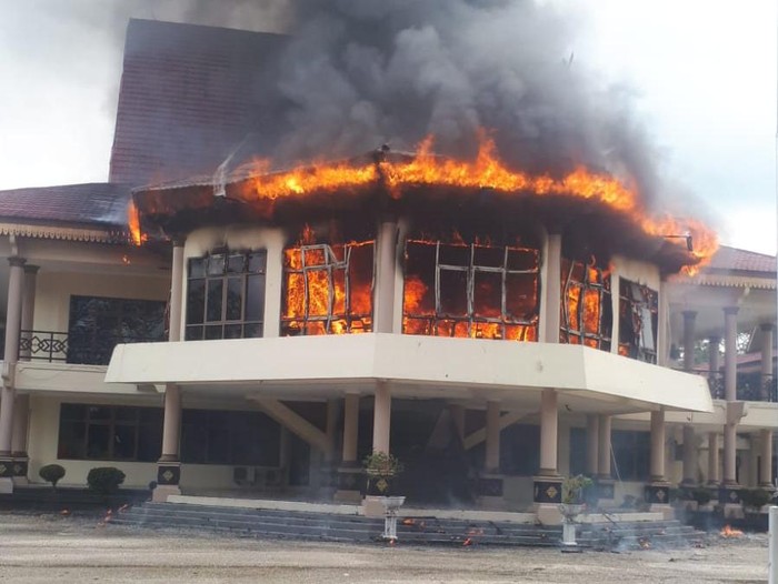 Kantor DPRD Indragiri Hulu terbakar. (Dok. Polres Indragiri Hulu)