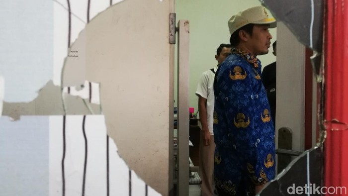 kantor pasar poncol kota pasuruan dirusak