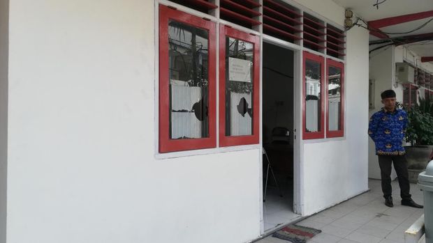 kantor upt pasar poncol kota pasuruan dirusak