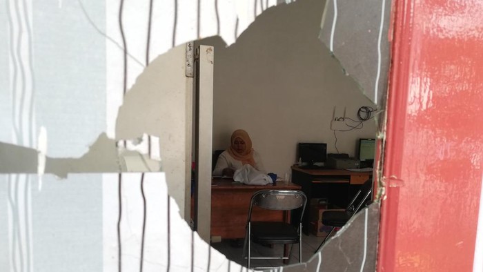 kantor upt pasar poncol kota pasuruan dirusak