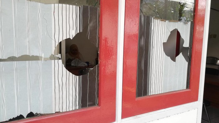 kantor upt pasar poncol kota pasuruan dirusak