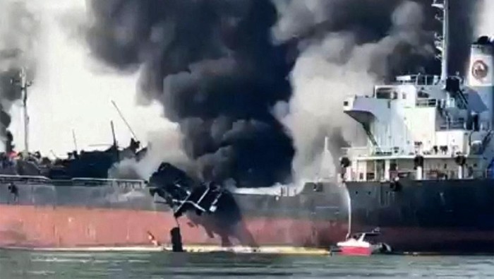 Sebuah kapal tanker Smooth Sea 22 terbakar dan meledak di Thailand, Selasa (17/1/2023). Kapal tanker itu terbakar saat sedang menjalani perawatan rutin.